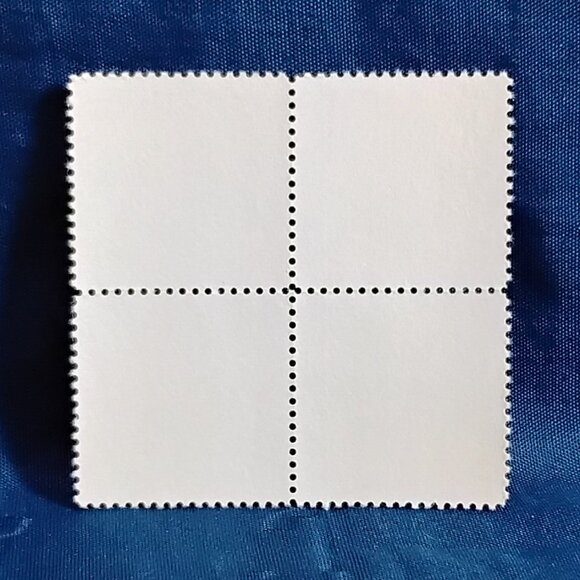 Uncirculated USA 1978 Folk Art-Quilts Block of Four 13 Cent Stamps!! - Picture 2 of 2